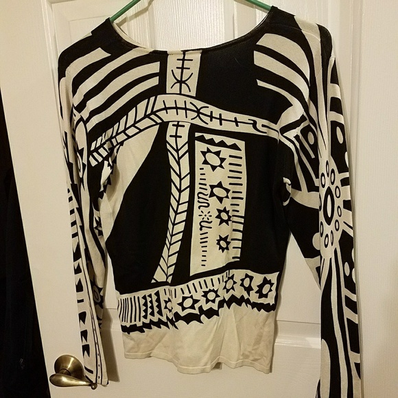 Beautiful patterned top - Picture 2 of 2